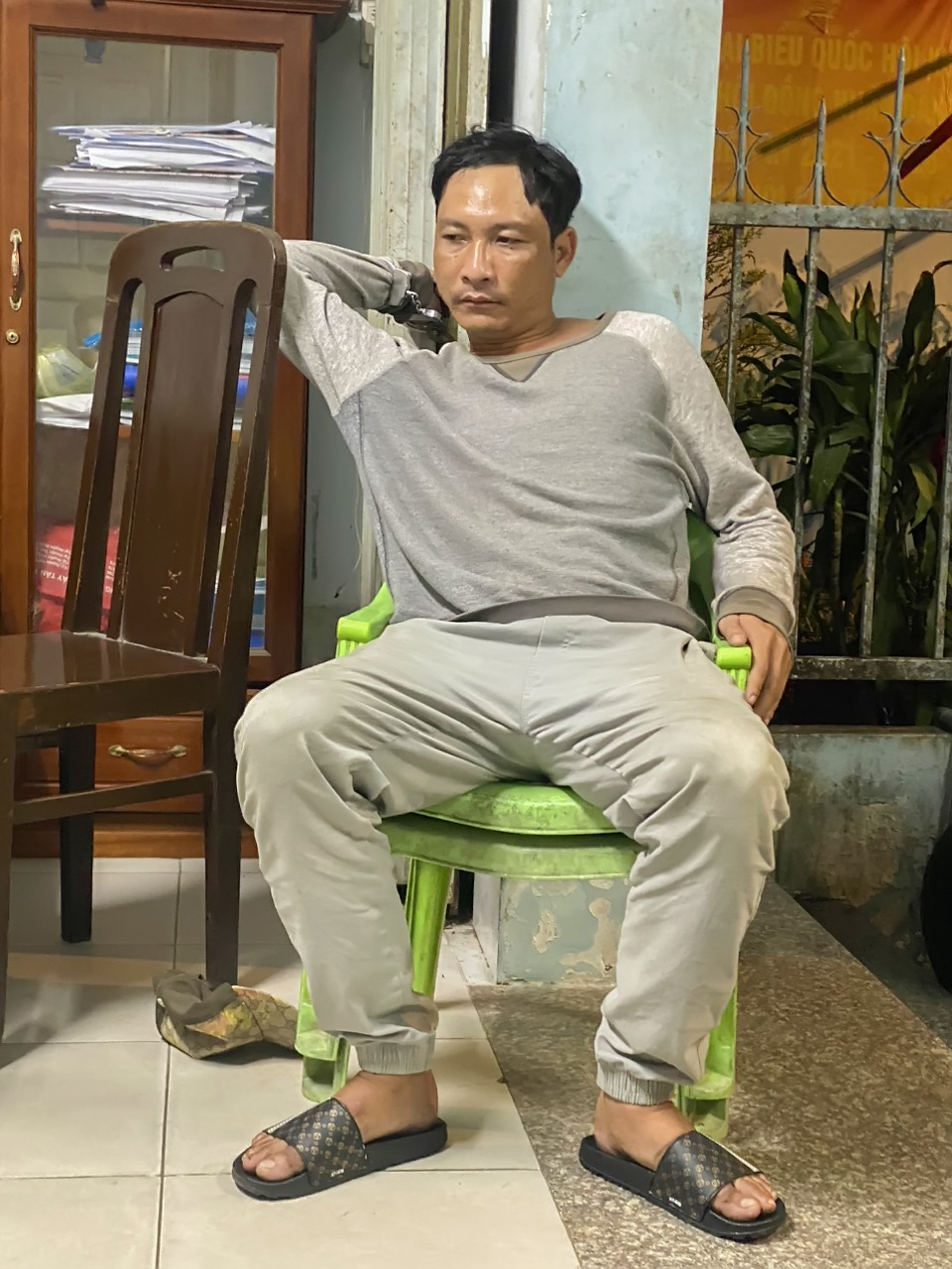 Tạm giữ đối tượng xúc phạm Quốc kỳ khi về quê ăn Tết- Ảnh 1.