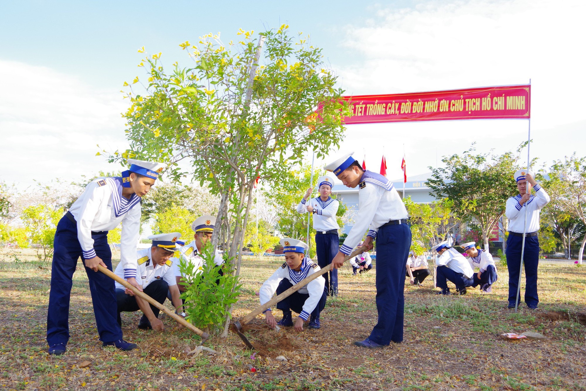 Bộ đội Hải qu&acirc;n trồng c&acirc;y m&ugrave;a xu&acirc;n, nhớ ơn B&aacute;c - Ảnh 1.