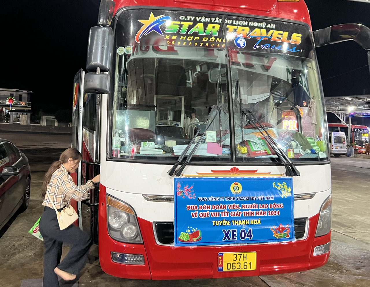 Doanh nghiệp đ&oacute;n c&ocirc;ng nh&acirc;n trở lại nh&agrave; m&aacute;y tr&ecirc;n chuyến xe miễn ph&iacute;- Ảnh 1.