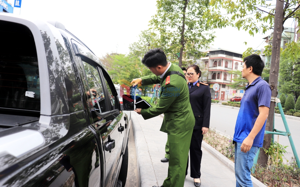 Người đàn ông tháo hàng loạt gương ôtô trong đêm cho "vui"