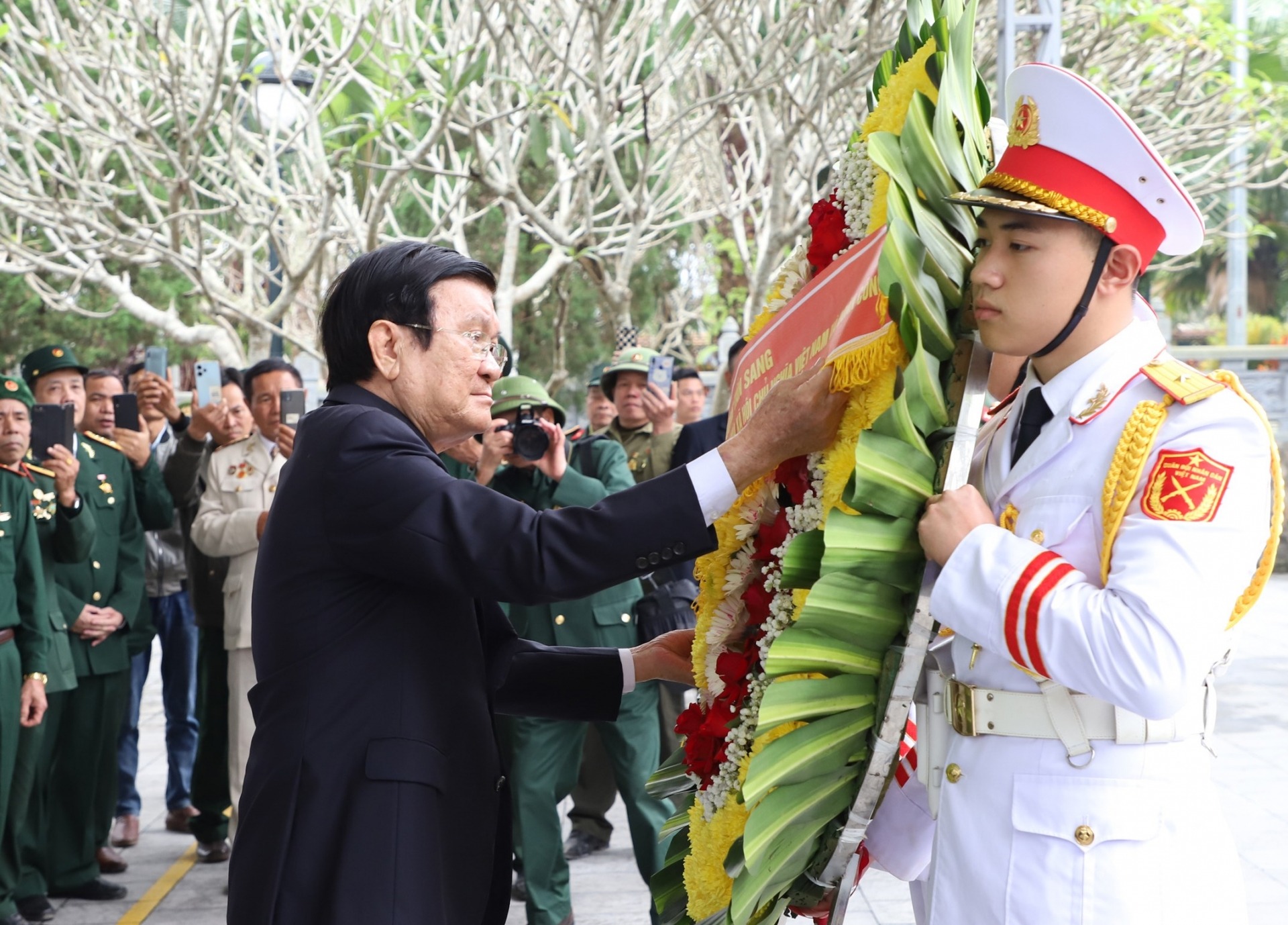 Nguy&ecirc;n Chủ tịch nước Trương Tấn Sang d&acirc;ng hương tưởng nhớ c&aacute;c liệt sĩ tại Nghĩa trang Vị Xuy&ecirc;n- Ảnh 2.