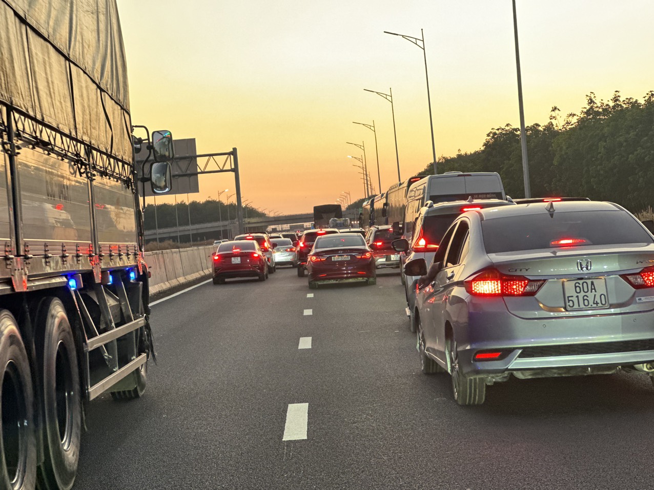 CSGT tạm thời đ&oacute;ng một đoạn đường cao tốc Phan Thiết-Dầu Gi&acirc;y- Ảnh 2.