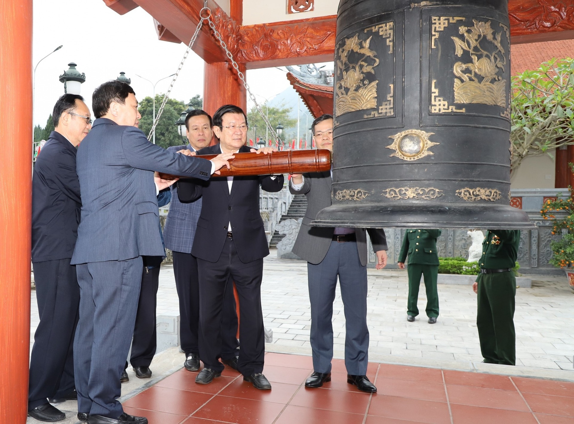 Nguy&ecirc;n Chủ tịch nước Trương Tấn Sang d&acirc;ng hương tưởng nhớ c&aacute;c liệt sĩ tại Nghĩa trang Vị Xuy&ecirc;n- Ảnh 3.