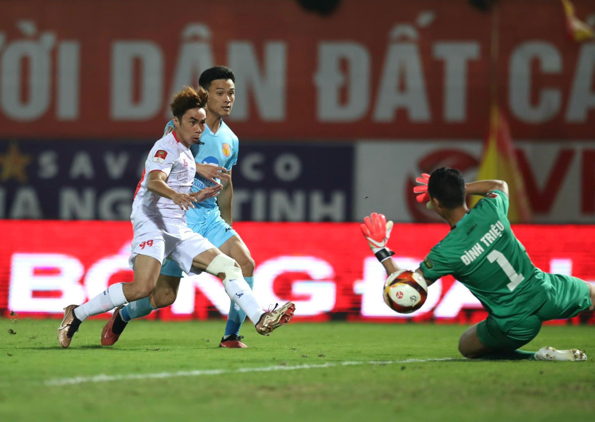 Thắng đậm Hải Ph&ograve;ng, CLB Nam Định vững ng&ocirc;i đầu V-League- Ảnh 2.