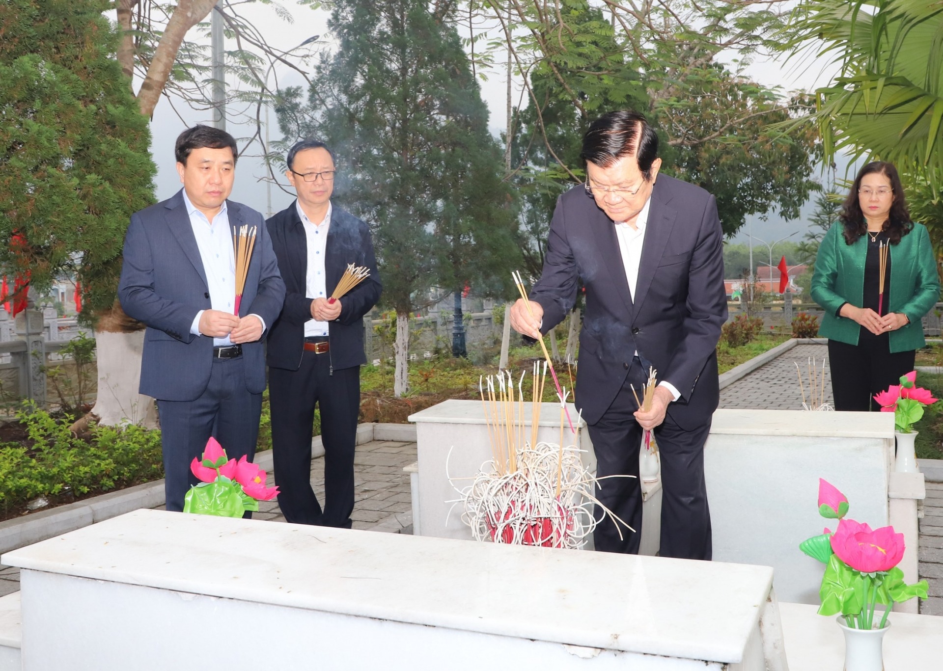 Nguy&ecirc;n Chủ tịch nước Trương Tấn Sang thắp hương c&aacute;c phần mộ liệt sĩ tại Nghĩa trang liệt sĩ quốc gia Vị Xuy&ecirc;n