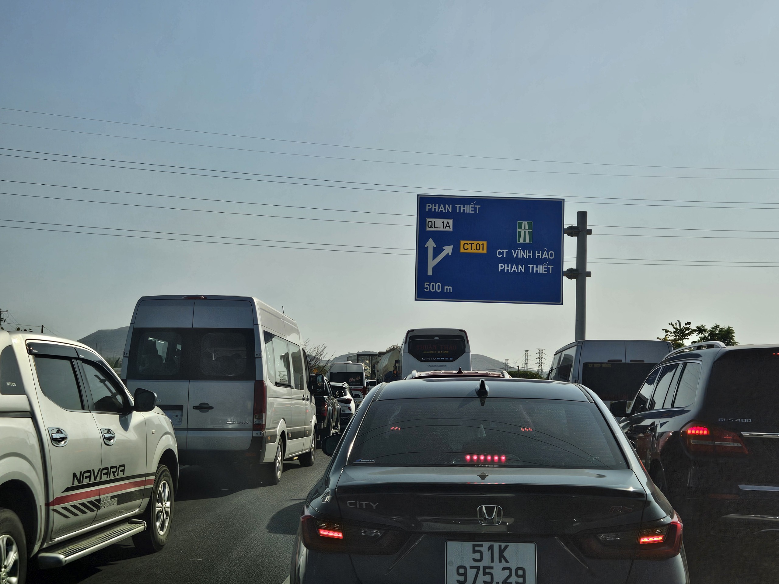 Chiều 17-2, s&acirc;n bay T&acirc;n Sơn Nhất, cao tốc đ&oacute;n lượng kh&aacute;ch v&agrave; xe kỷ lục- Ảnh 2.