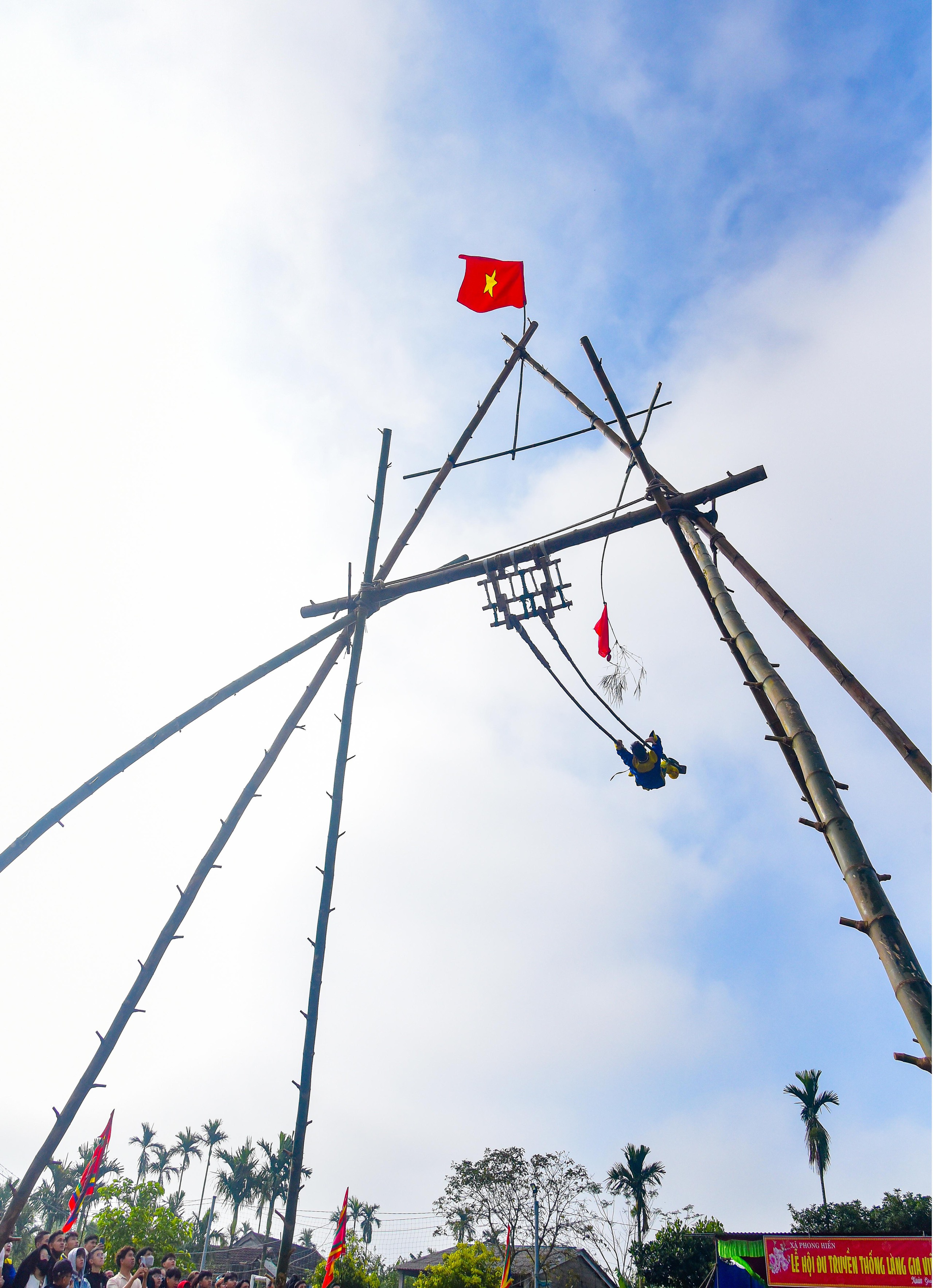 Cờ đỏ sao vàng tung bay trong hội Đu Tiên ngày Tết. Ảnh: NGUYỄN KHOA HUY