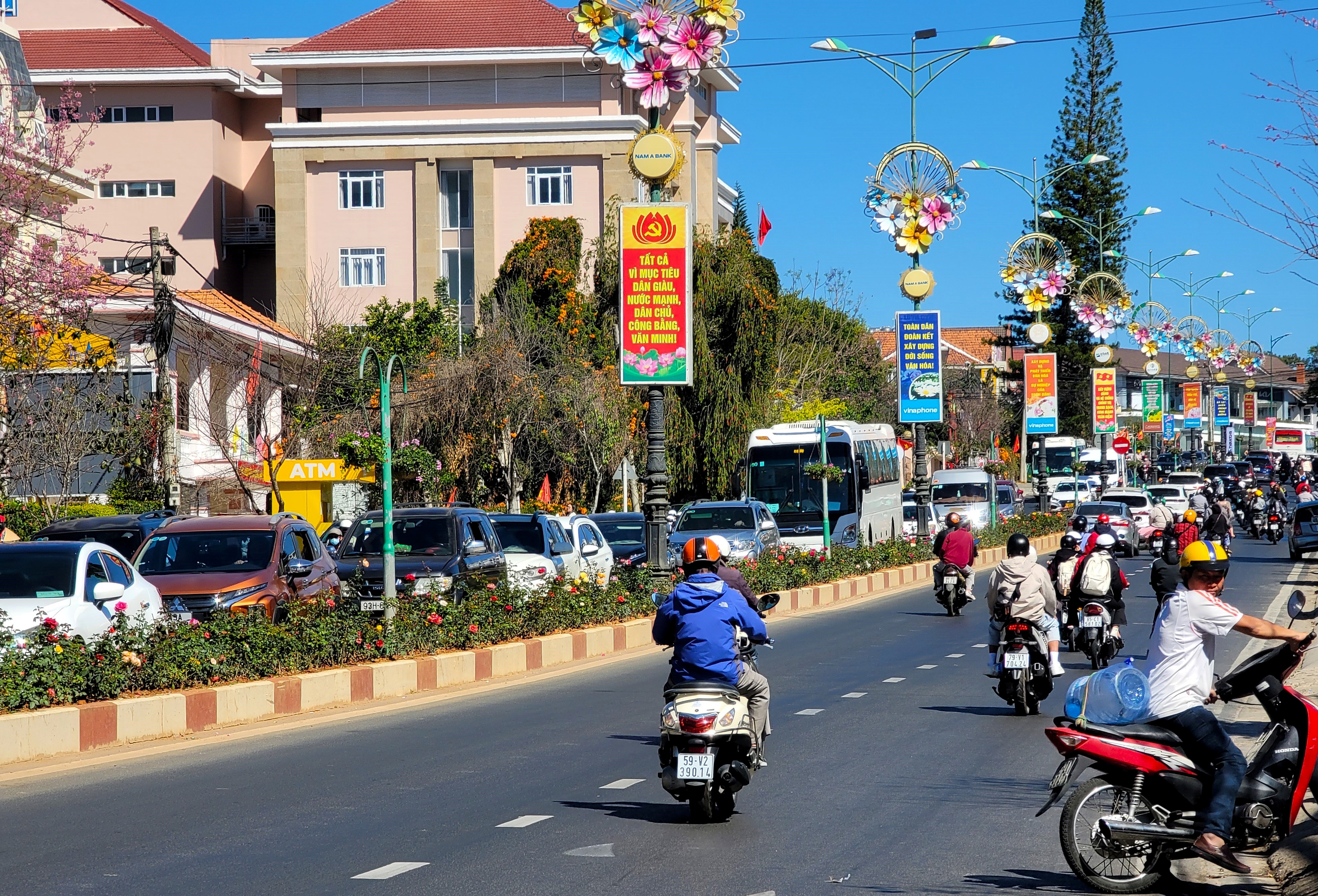 Du khách ùn ùn rời Đà Lạt - Ảnh 3.