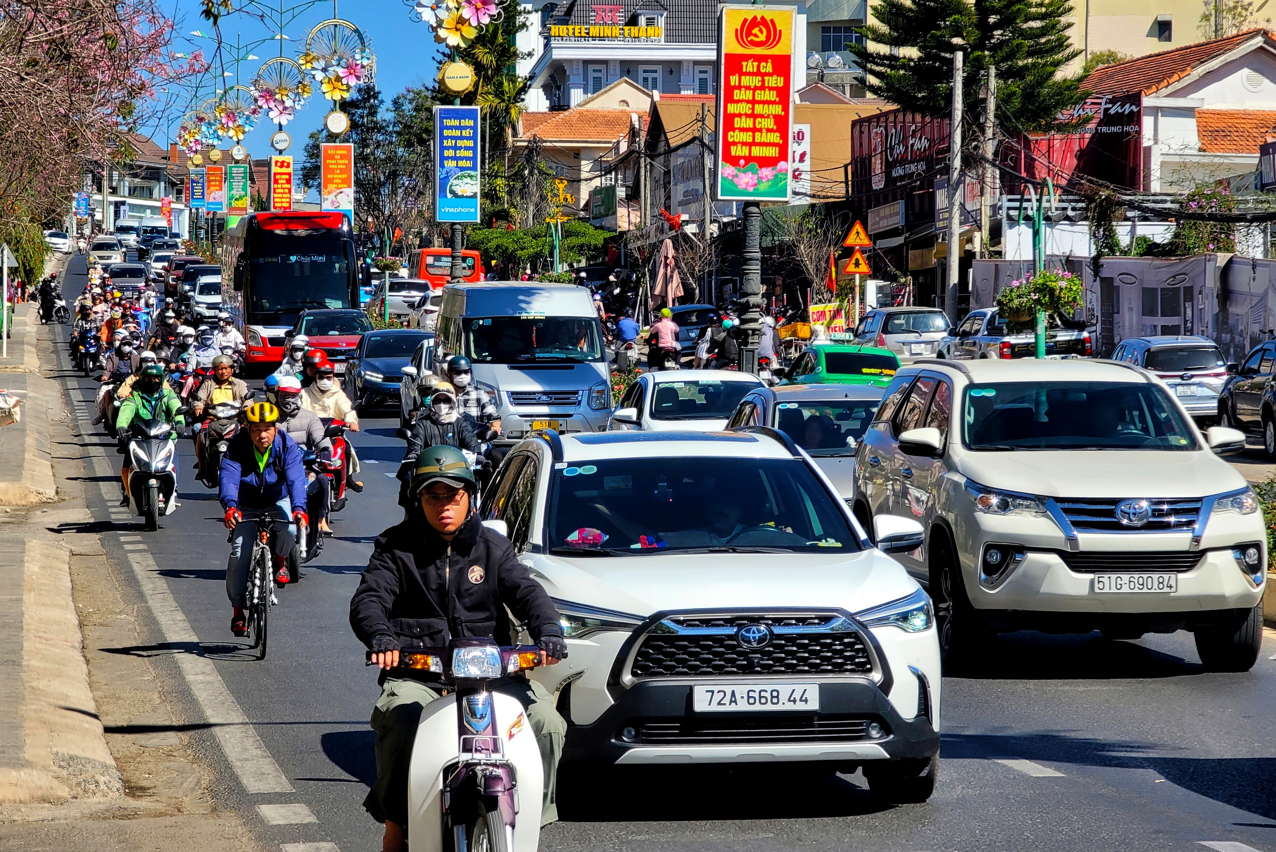 Du khách ùn ùn rời Đà Lạt - Ảnh 4.