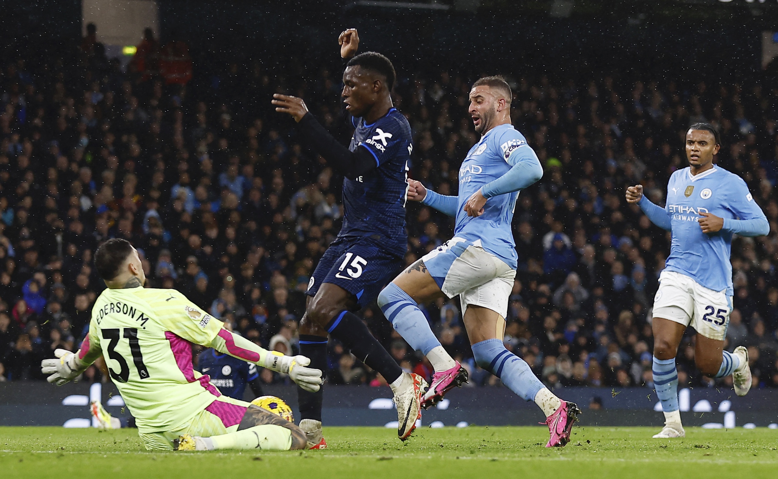 Thoát thua Chelsea, Man City lo hết cơ hội giữ cúp vô địch- Ảnh 3.