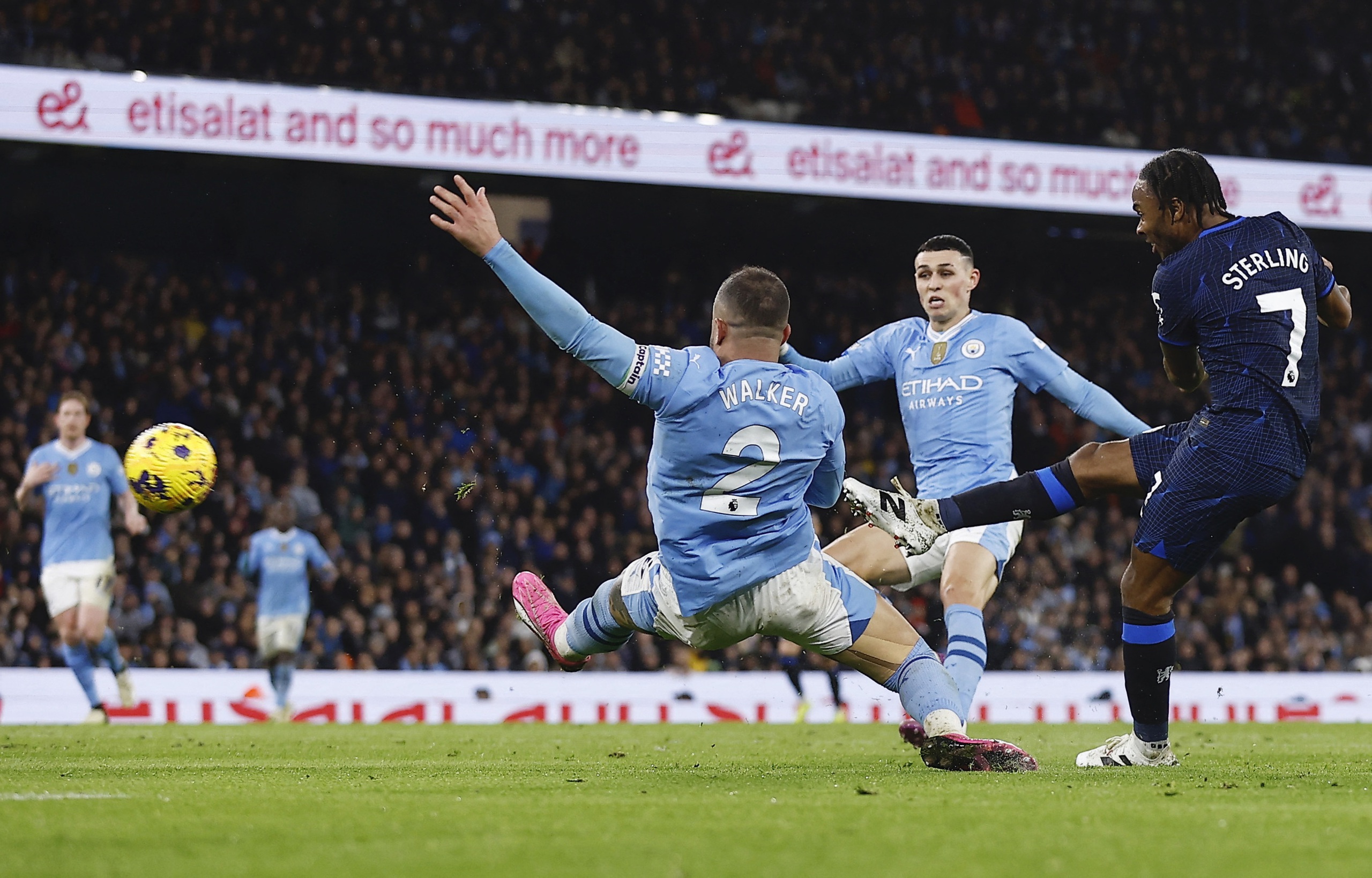 Thoát thua Chelsea, Man City lo hết cơ hội giữ cúp vô địch- Ảnh 4.