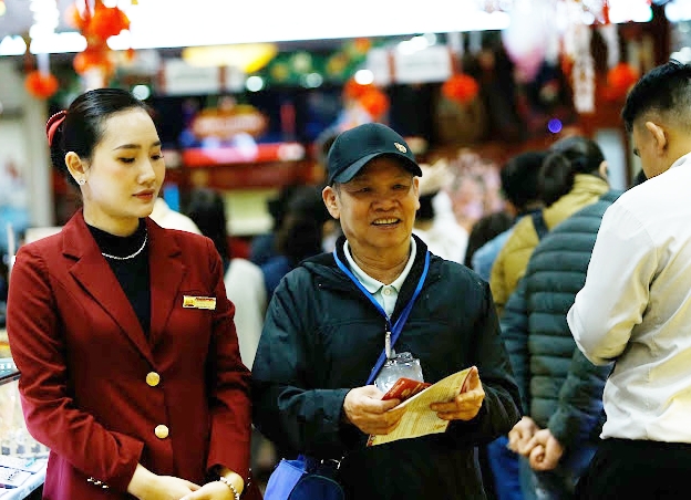 Hà Nội xếp hàng mua vàng trước ngày vía Thần Tài, tiệm vàng ở TP HCM thưa thớt- Ảnh 7.