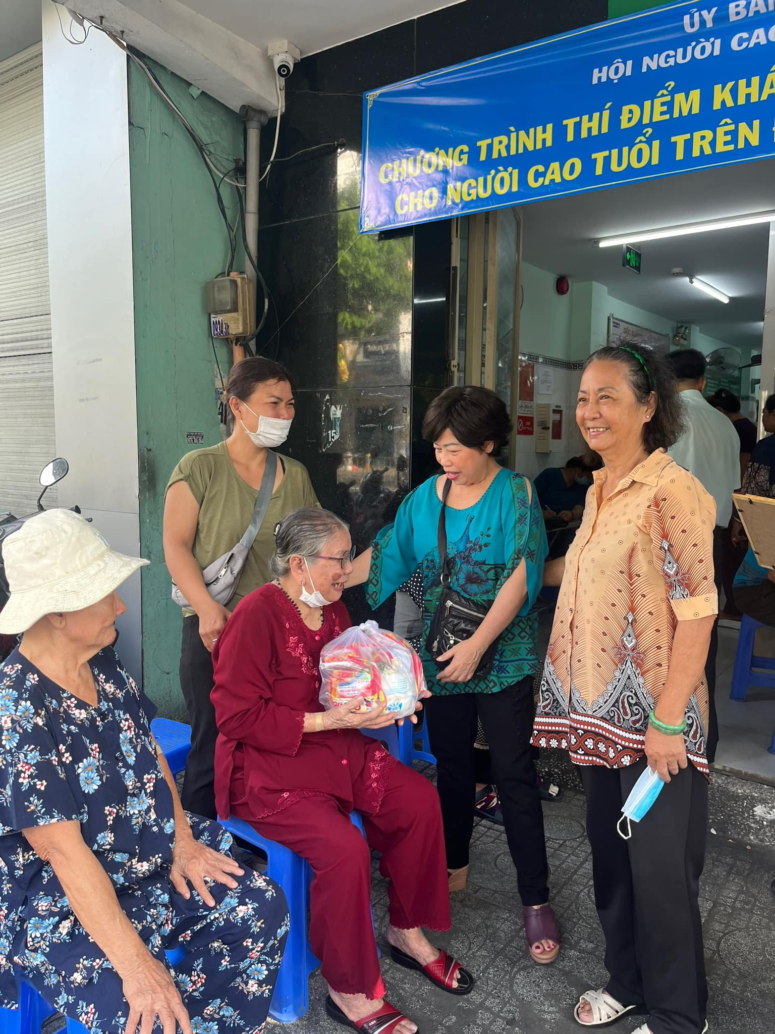 Phi Phụng, Phương Dung "song kiếm hợp b&iacute;ch" tr&ecirc;n s&acirc;n khấu Trương H&ugrave;ng Minh- Ảnh 3.