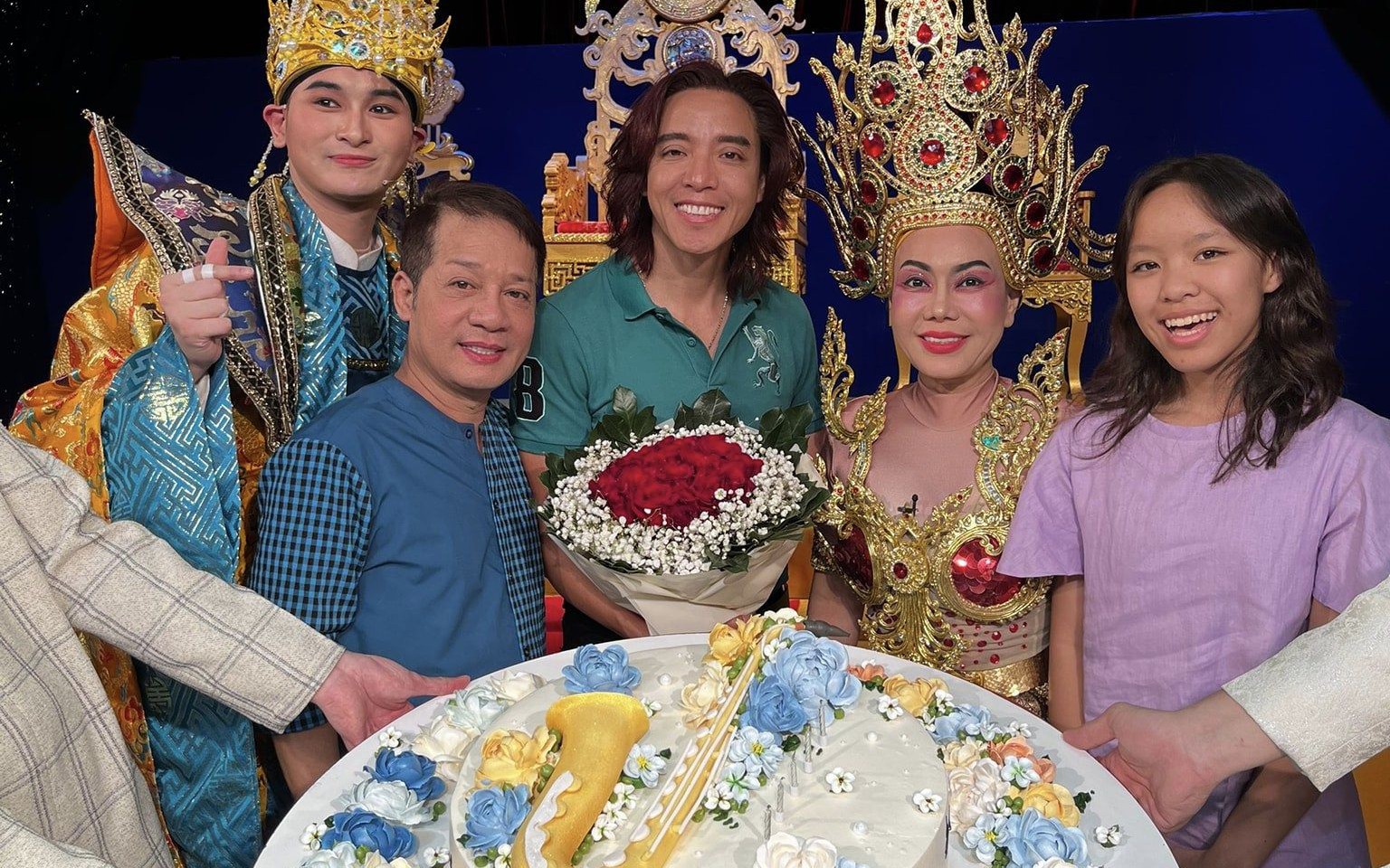Minh Nhí, Việt Hương mừng sinh nhật nhạc sĩ Nguyễn Hoài Phương sau suất diễn "Truy tìm thái tử"