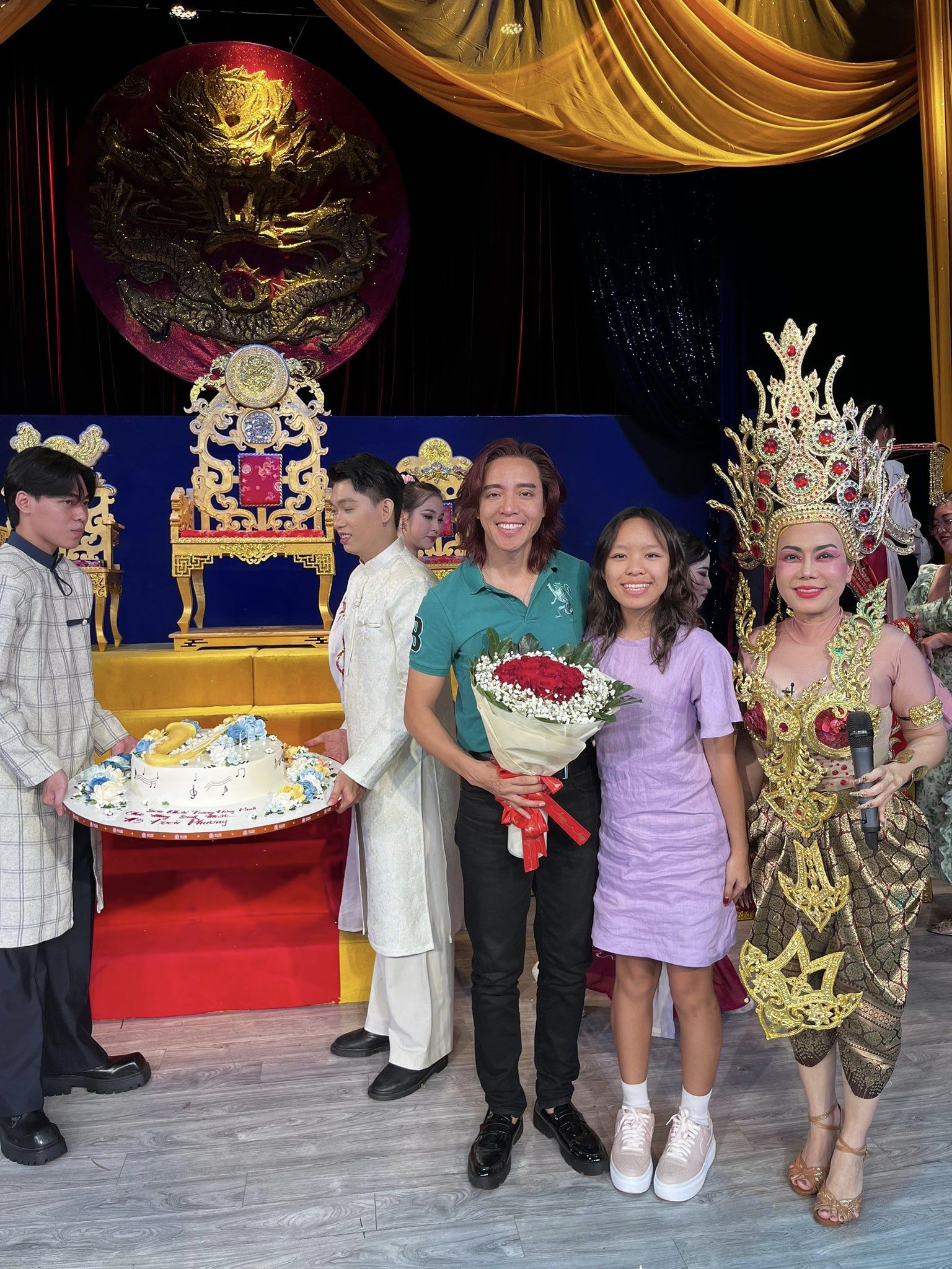 Minh Nh&iacute;, Việt Hương mừng sinh nhật nhạc sĩ Nguyễn Ho&agrave;i Phương sau suất diễn "Truy t&igrave;m th&aacute;i tử"- Ảnh 3.