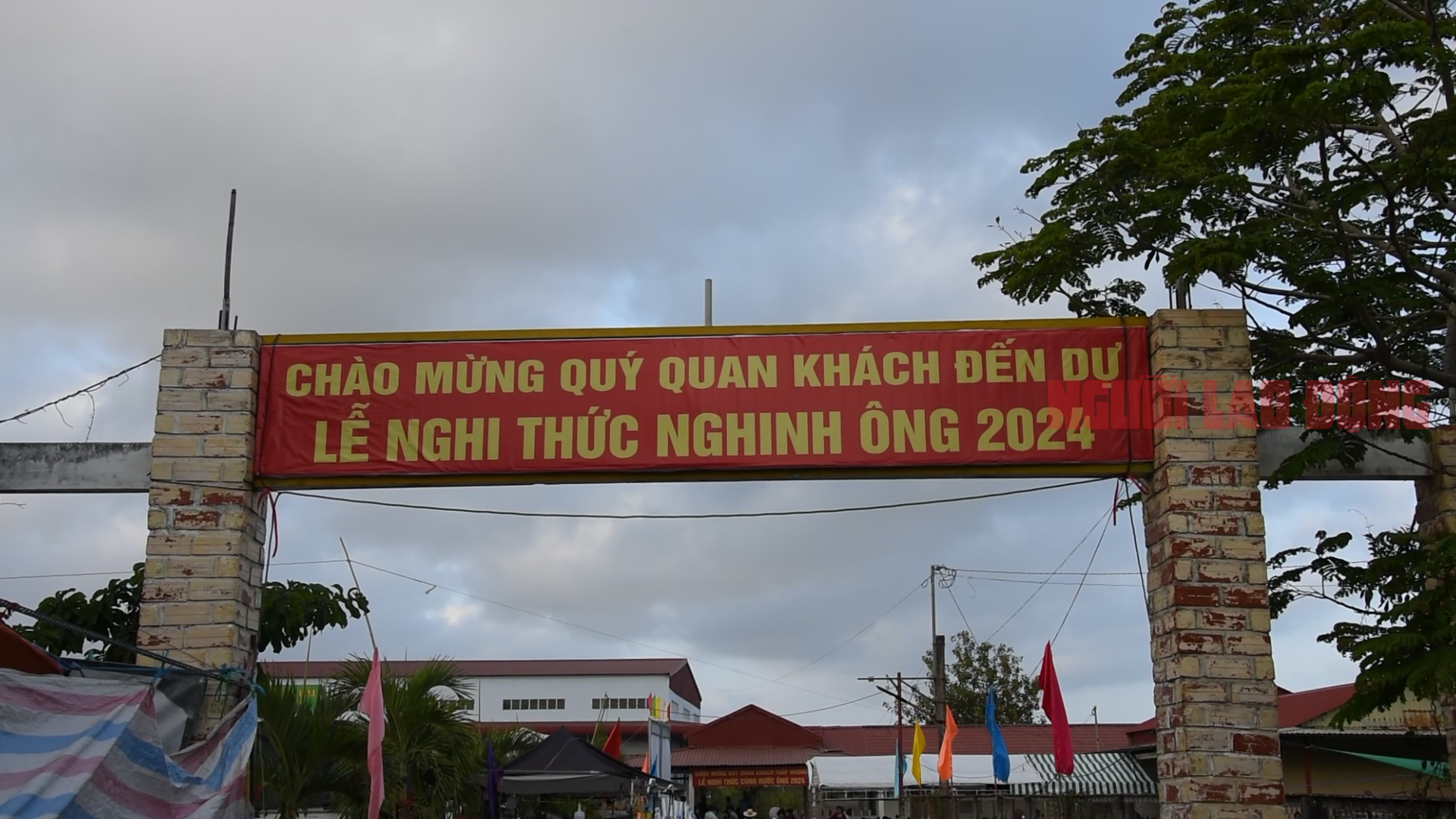 VIDEO: H&agrave;ng ng&agrave;n người "đội nắng" đến với một lễ hội ở miền T&acirc;y - Ảnh 1.