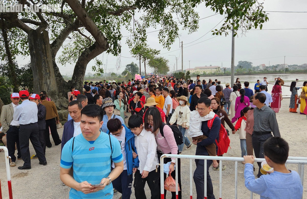 Dòng người "rồng rắn" về ngôi chùa thiêng ngàn năm tuổi- Ảnh 2.