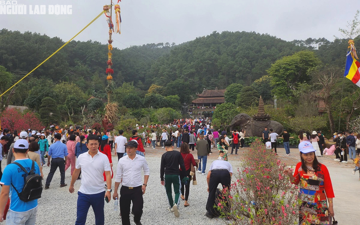 Dòng người "rồng rắn" về ngôi chùa thiêng ngàn năm tuổi- Ảnh 3.
