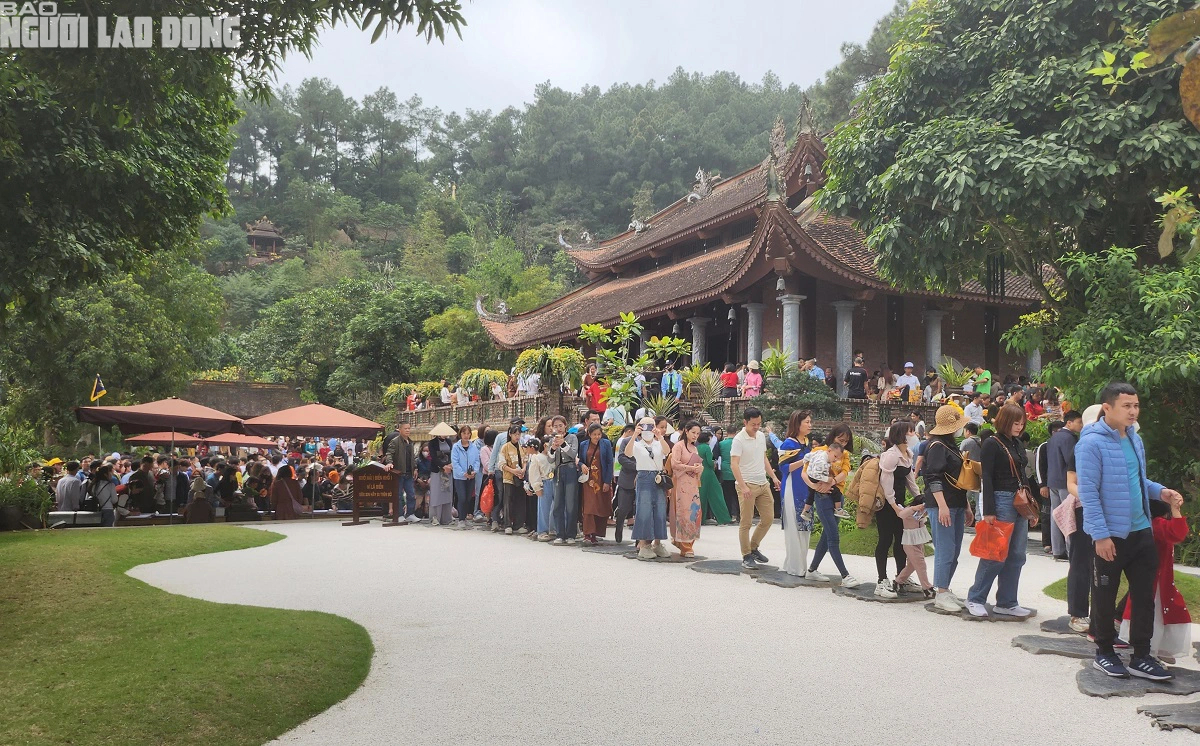 Dòng người "rồng rắn" về ngôi chùa thiêng ngàn năm tuổi- Ảnh 6.