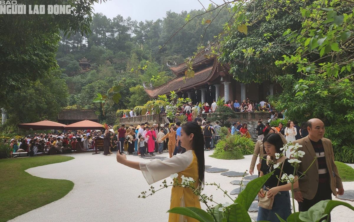 Dòng người "rồng rắn" về ngôi chùa thiêng ngàn năm tuổi- Ảnh 7.