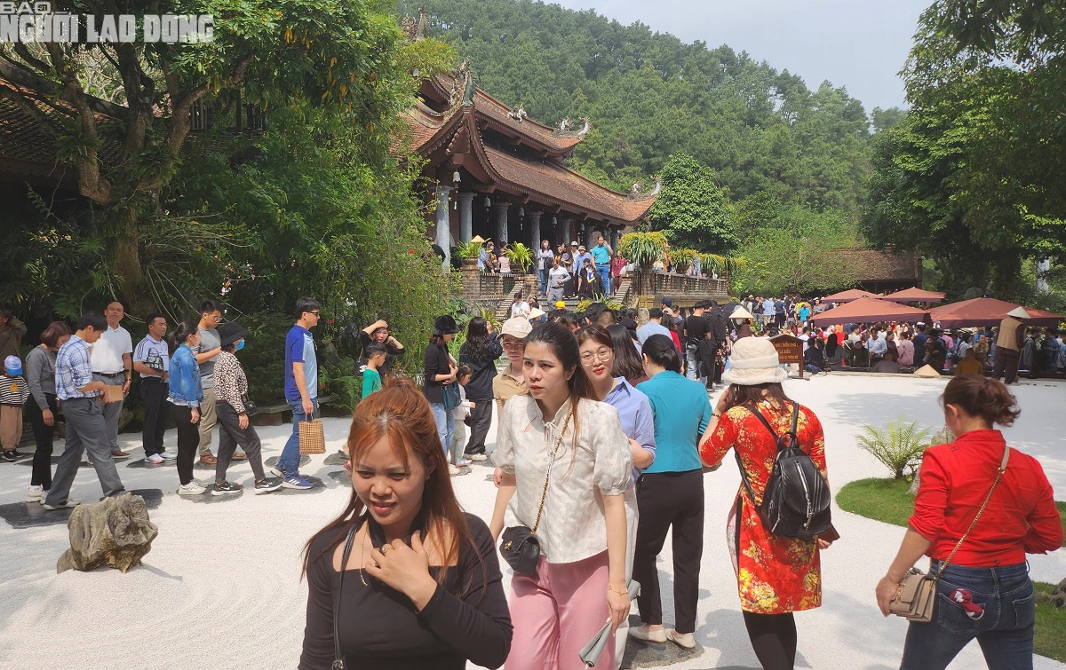 Dòng người "rồng rắn" về ngôi chùa thiêng ngàn năm tuổi- Ảnh 8.