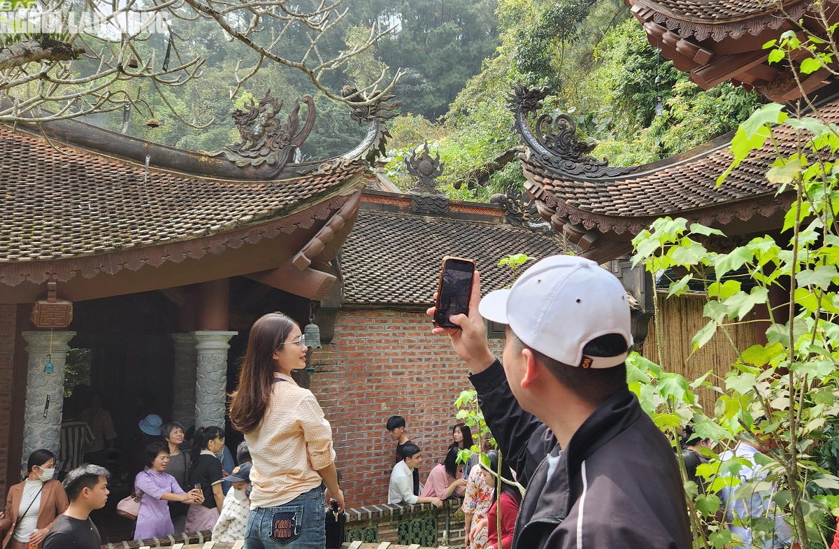 Dòng người "rồng rắn" về ngôi chùa thiêng ngàn năm tuổi- Ảnh 13.