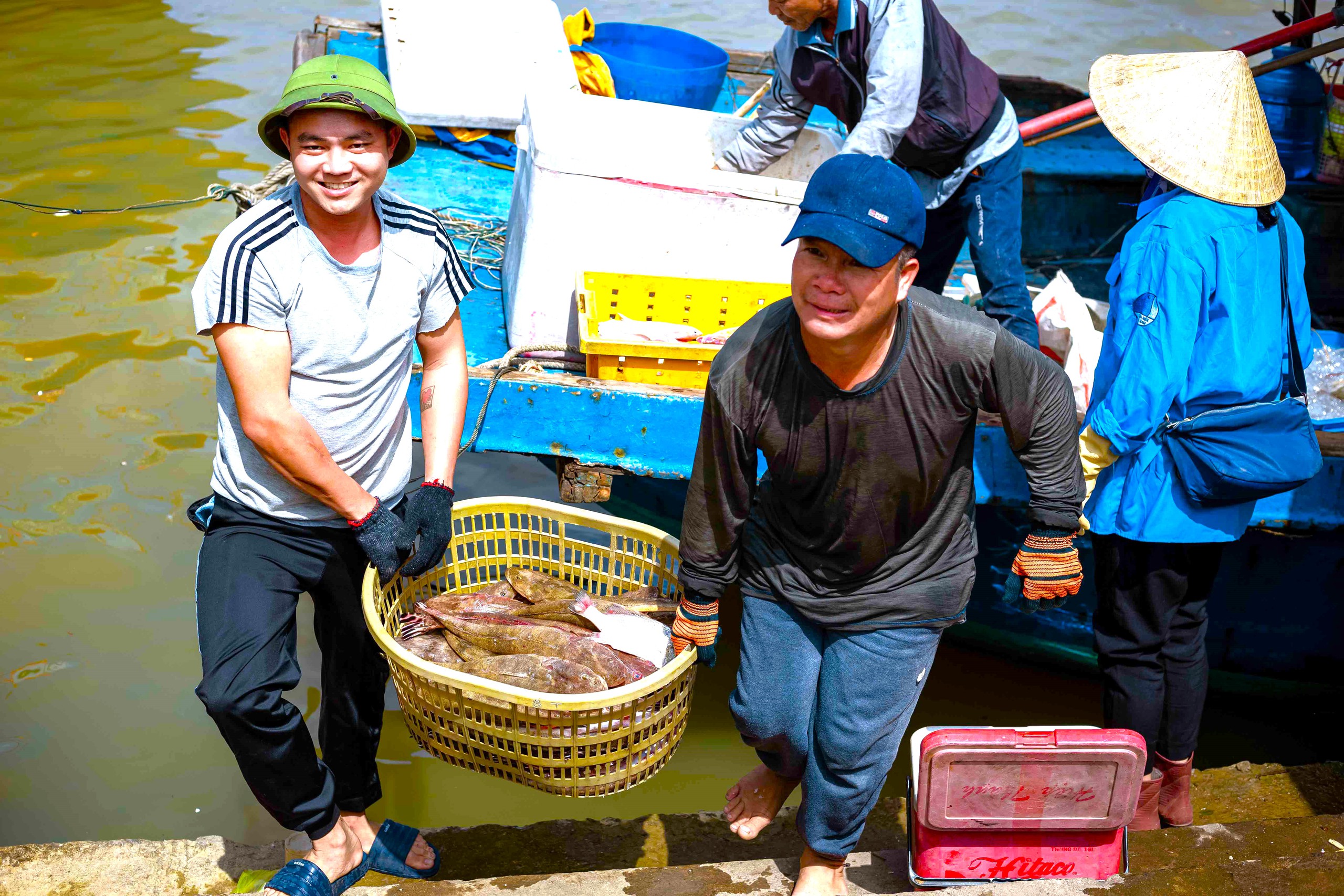 Đầu năm k&eacute;o 'lộc biển', ngư d&acirc;n thu tiền triệu mỗi ng&agrave;y- Ảnh 1.