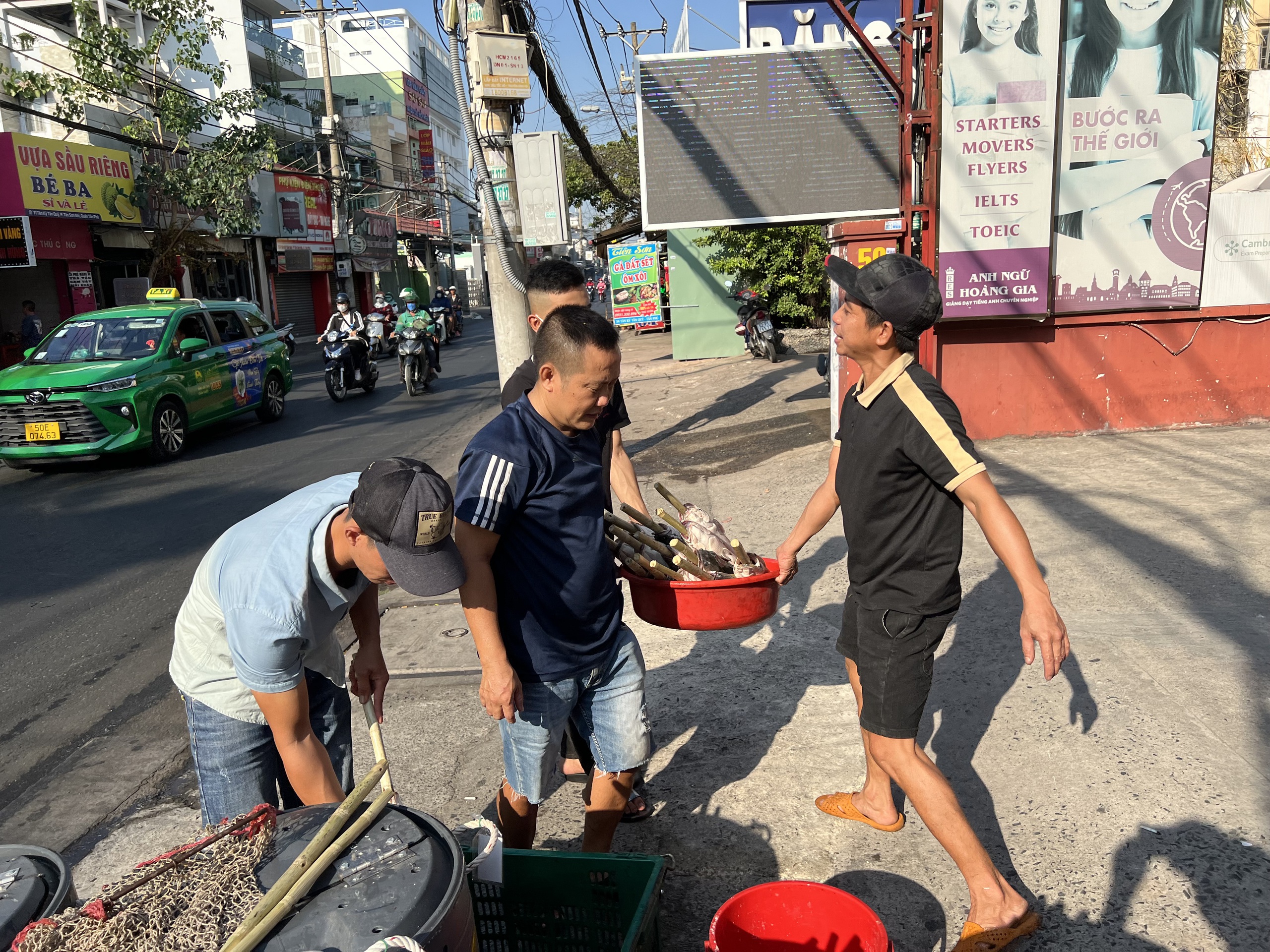 Phố cá lóc nướng ở TP HCM bắt đầu "nóng" trước ngày vía Thần Tài- Ảnh 2.