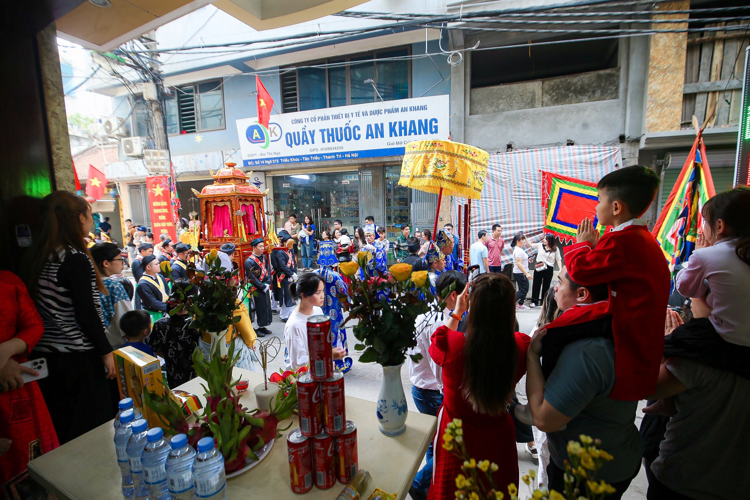 H&agrave;o hứng xem trai l&agrave;ng Triều Kh&uacute;c m&uacute;a "con đĩ đ&aacute;nh bồng"- Ảnh 4.