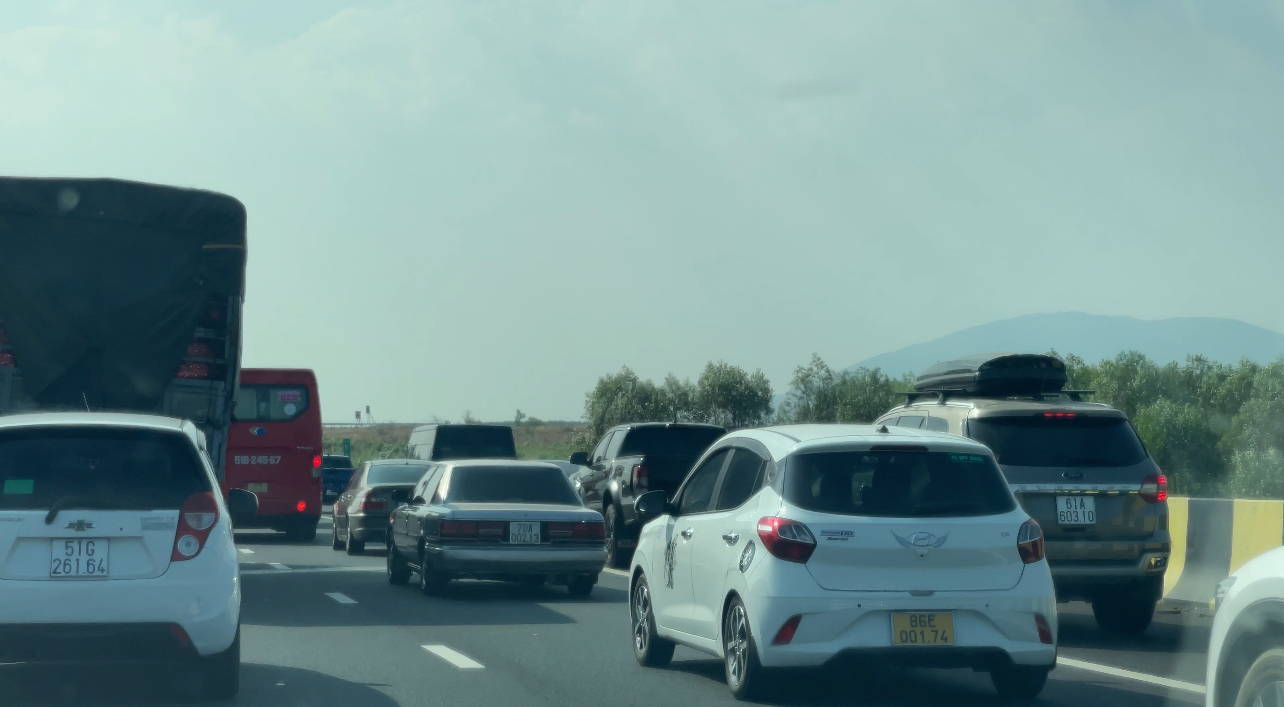 Những h&igrave;nh ảnh kh&ocirc;ng đẹp đếm kh&ocirc;ng xuể tr&ecirc;n đường cao tốc- Ảnh 1.