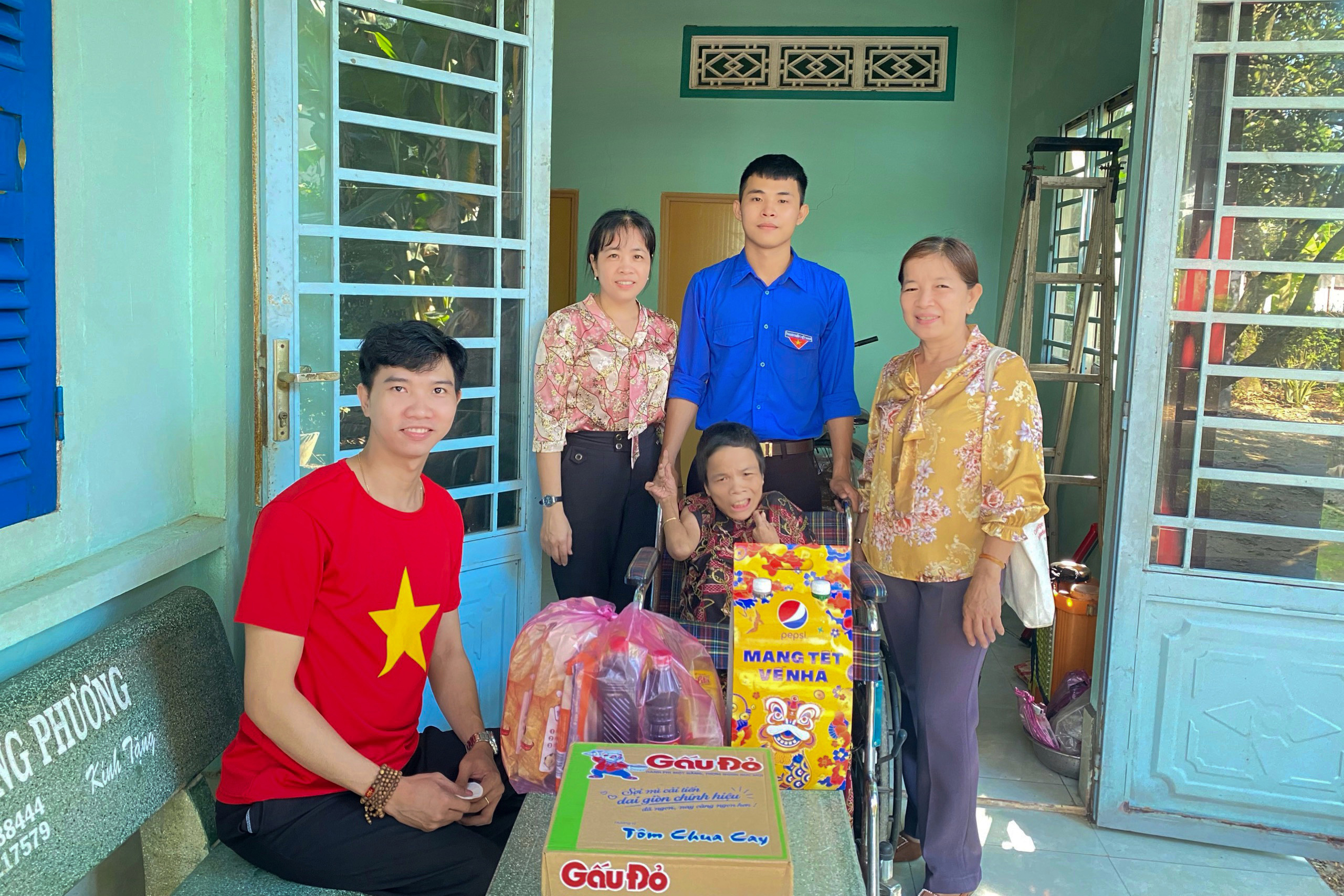 "Xu&acirc;n sum vầy - Tết sẻ chia": Chiếc xe lăn nối chặng đường xu&acirc;n- Ảnh 3.