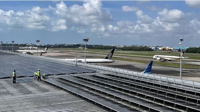 Dự án năng lượng mặt trời trên mái lớn nhất Singapore đã được khởi công tại sân bay Changi trong tháng 2-2024 Ảnh: TẬP ĐOÀN SÂN BAY CHANGI