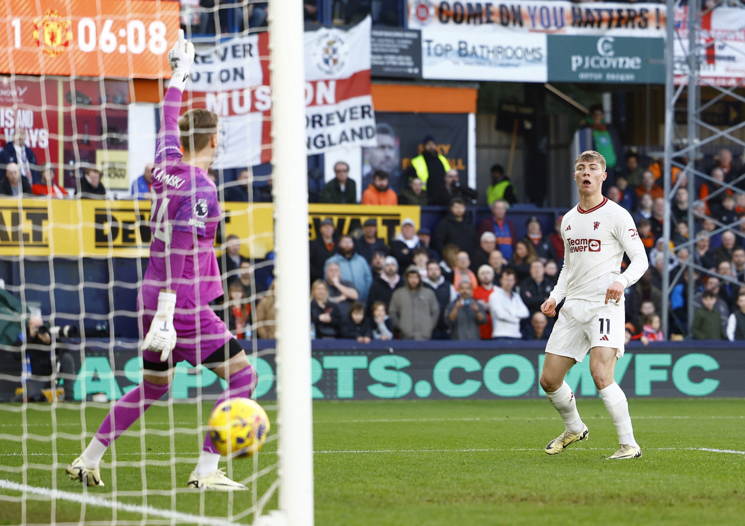 Thắng chật vật "tí hon" Luton, Man United sáng tạo kỳ tích Ngoại hạng- Ảnh 3.