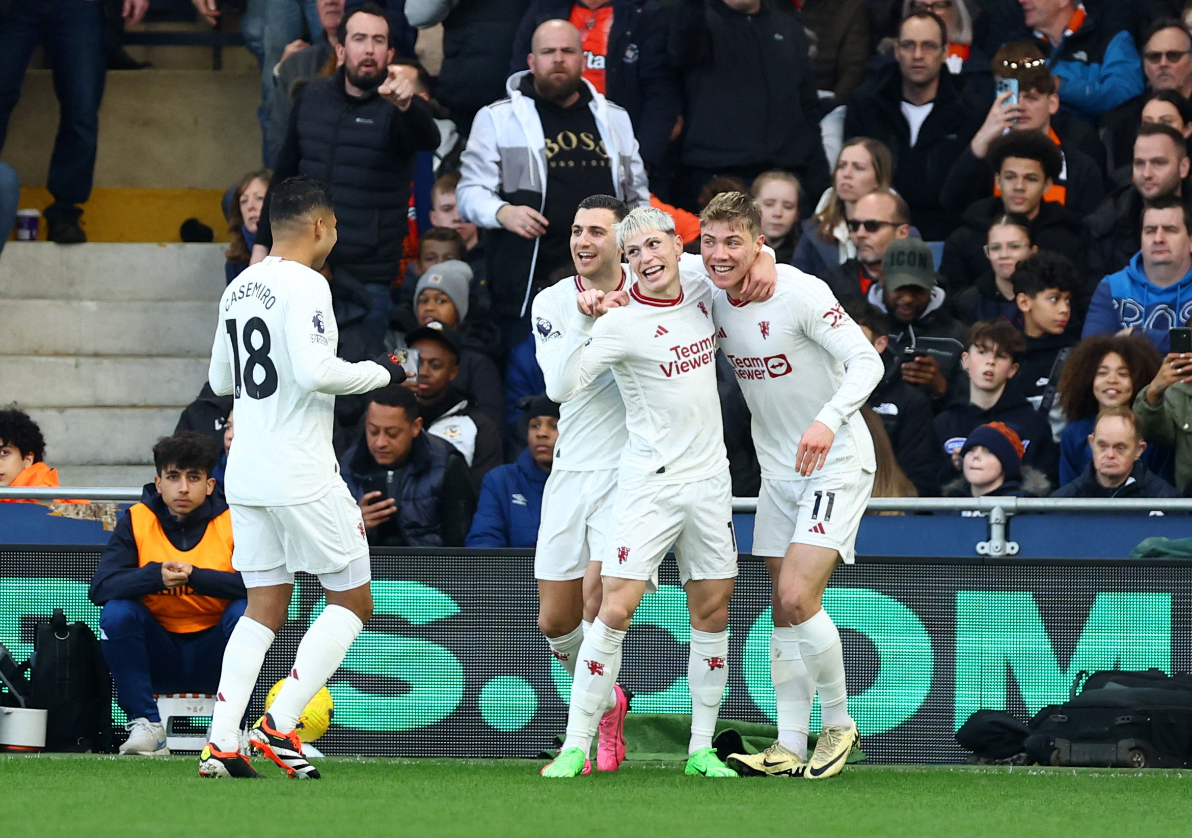 Thắng chật vật "tí hon" Luton, Man United sáng tạo kỳ tích Ngoại hạng- Ảnh 4.