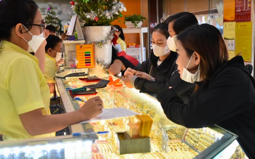 Giá vàng SJC, vàng nhẫn tăng cao, có nên mua "lướt sóng" ngày Thần Tài?