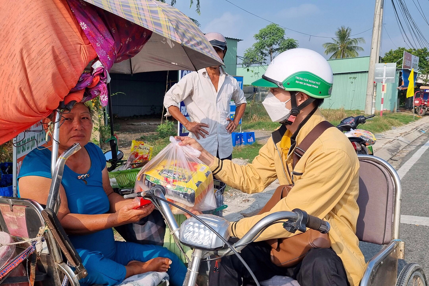 "Xu&acirc;n sum vầy - Tết sẻ chia": Chiếc xe lăn nối chặng đường xu&acirc;n- Ảnh 2.