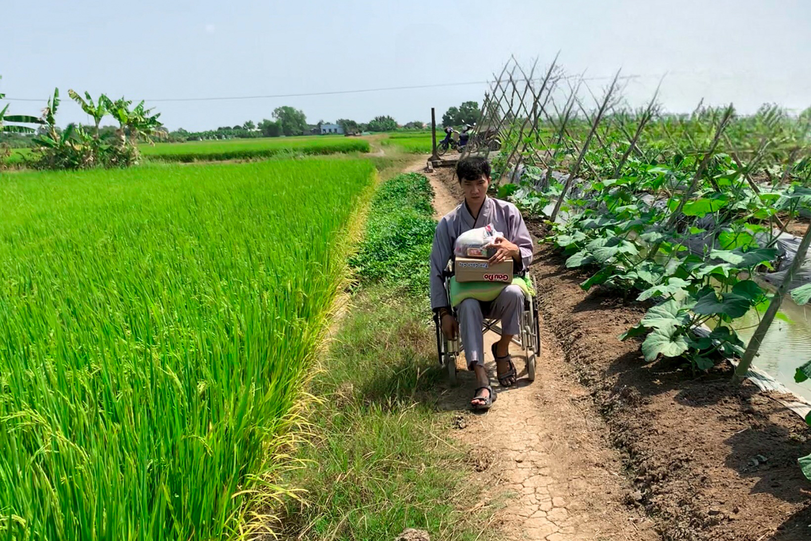 "Xu&acirc;n sum vầy - Tết sẻ chia": Chiếc xe lăn nối chặng đường xu&acirc;n- Ảnh 1.