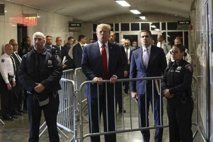 &Ocirc;ng Donald Trump "nặng lời" với khoản phạt gần 355 triệu USD - Ảnh 1.