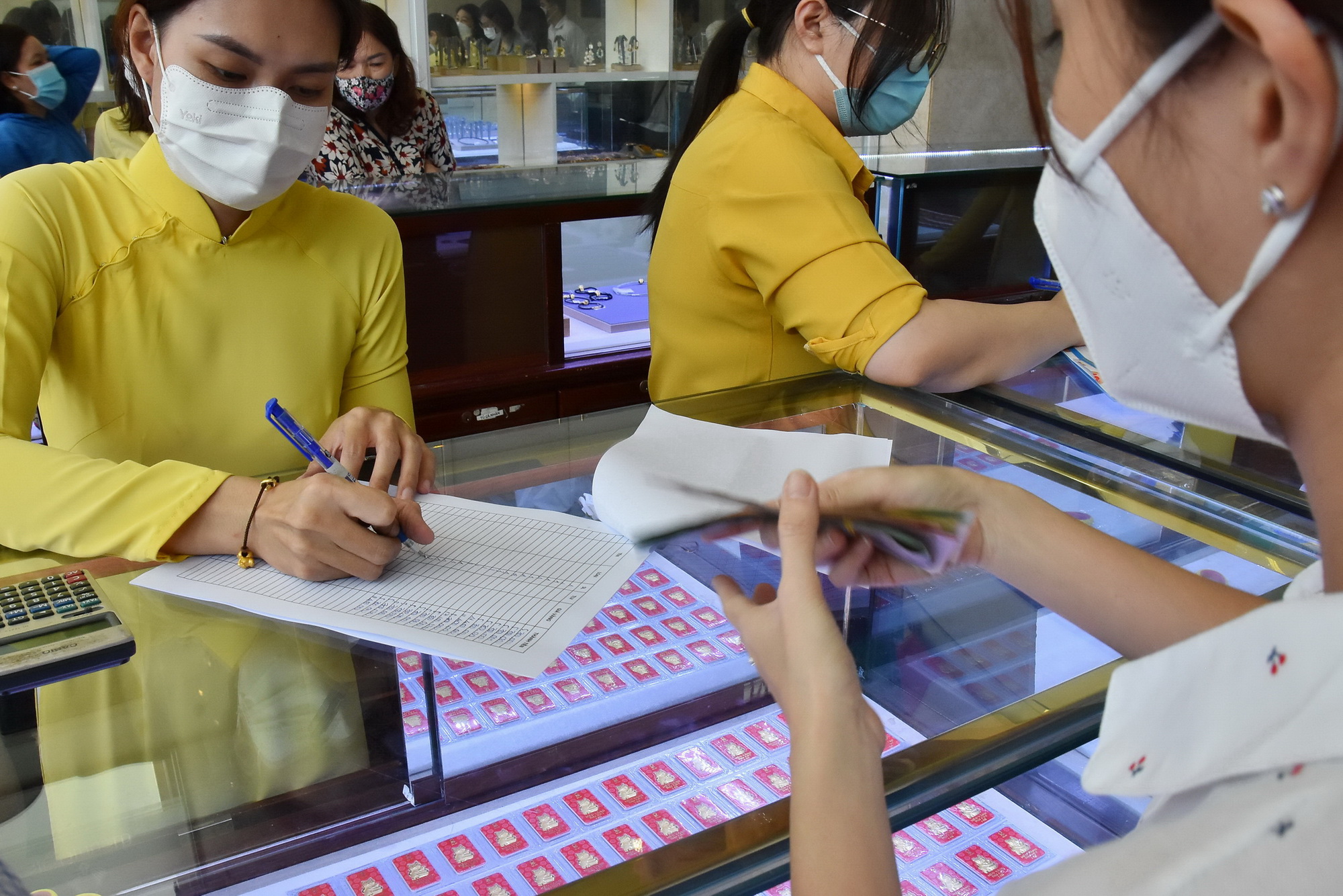 Giá vàng hôm nay 18-2: Vàng nhẫn 24K gây bất ngờ- Ảnh 1.
