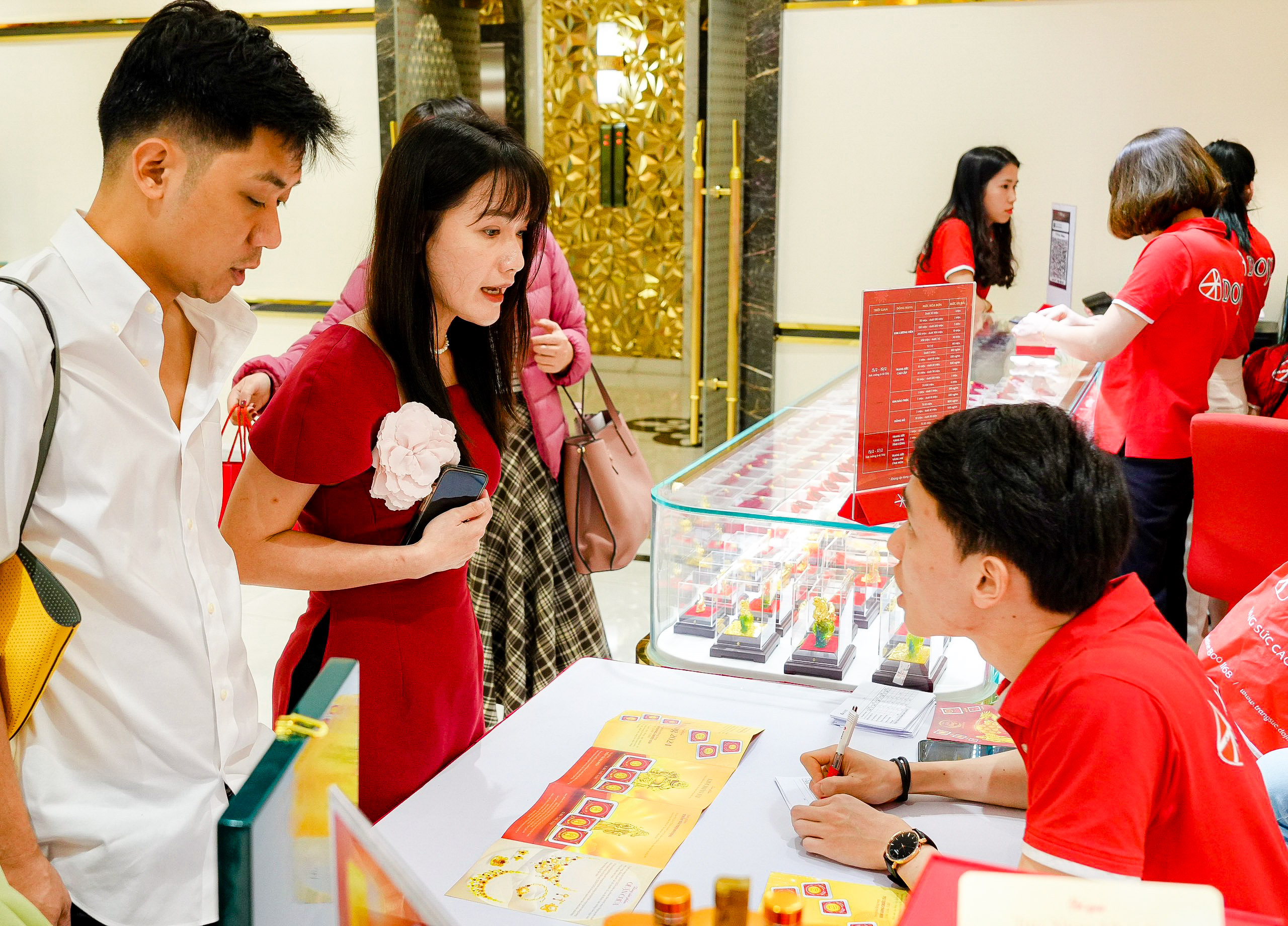 Cận cảnh tượng rồng d&aacute;t v&agrave;ng 9999 đ&oacute;n ng&agrave;y V&iacute;a Thần T&agrave;i- Ảnh 10.