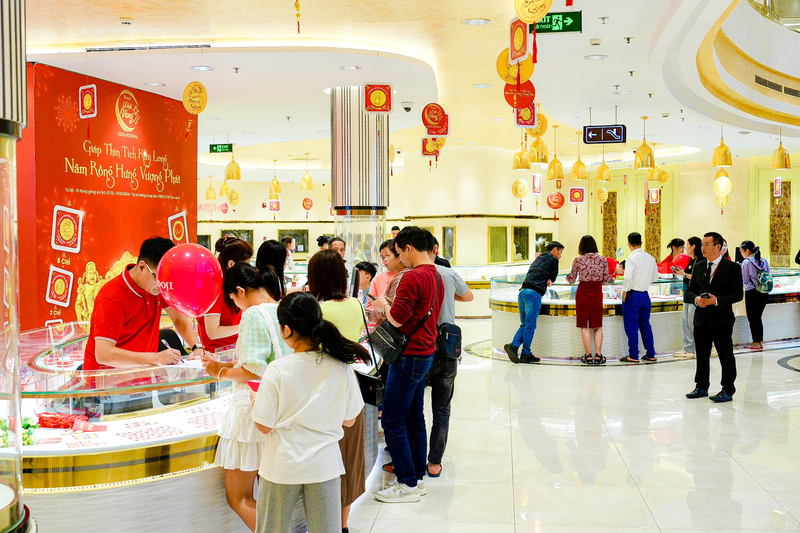 Cận cảnh tượng rồng d&aacute;t v&agrave;ng 9999 đ&oacute;n ng&agrave;y V&iacute;a Thần T&agrave;i- Ảnh 11.