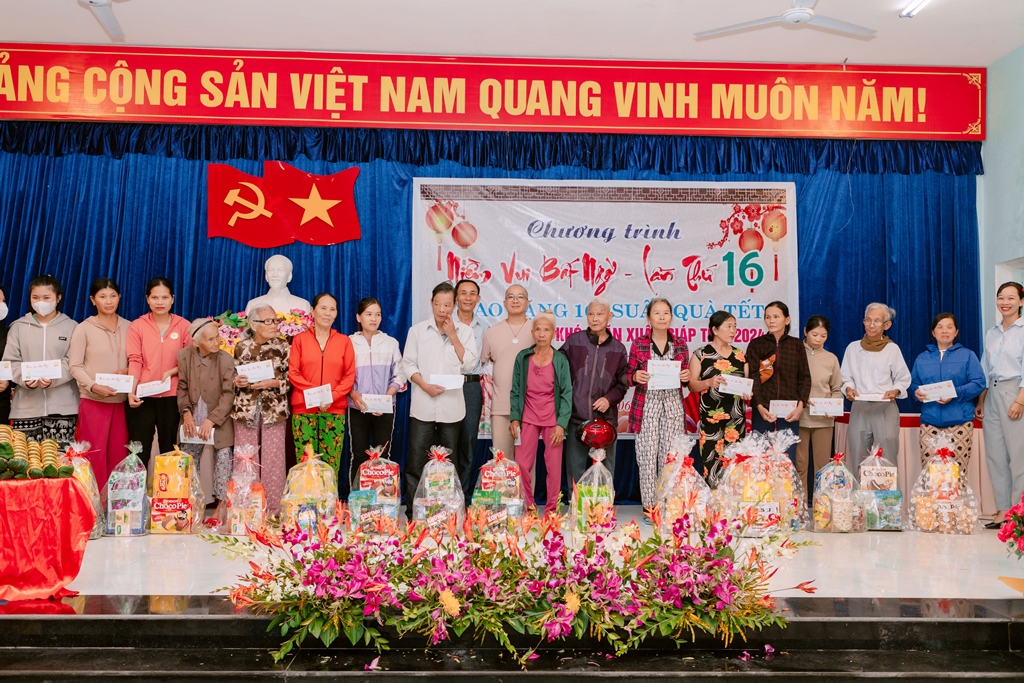 “Xuân sum vầy, Tết sẻ chia”: Quà Tết bất ngờ- Ảnh 1.