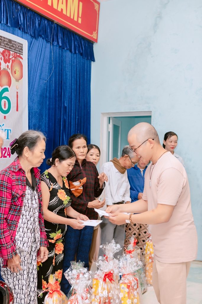 “Xuân sum vầy, Tết sẻ chia”: Quà Tết bất ngờ- Ảnh 3.
