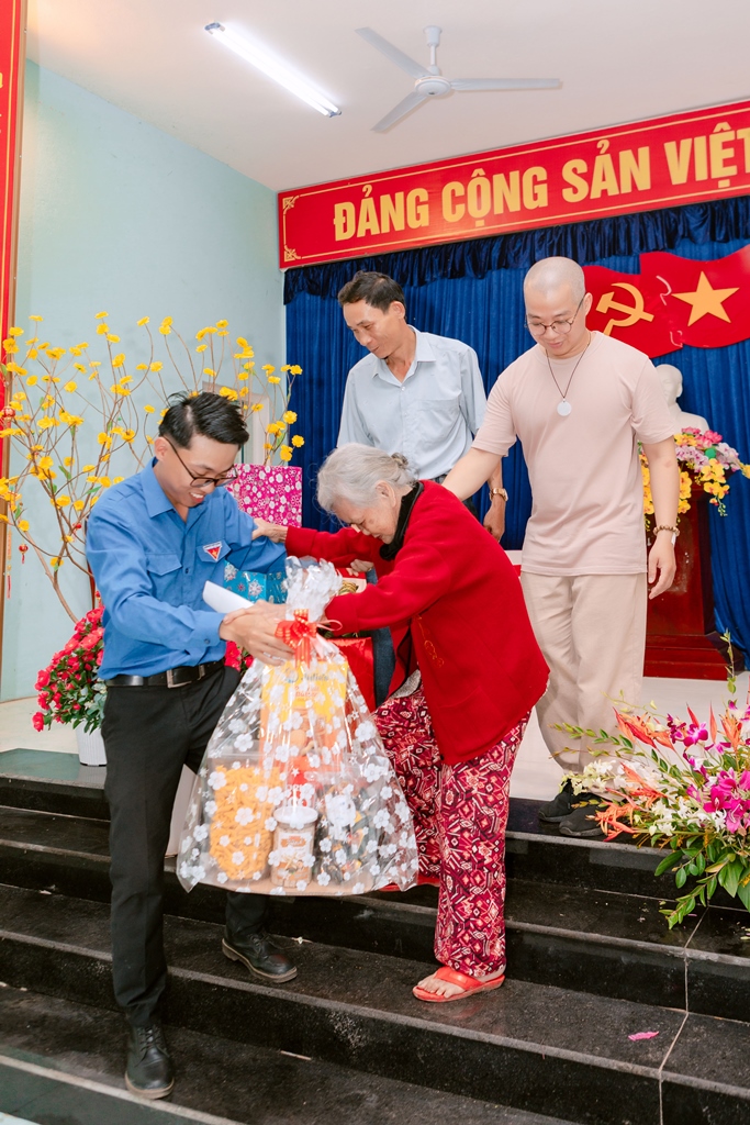 “Xuân sum vầy, Tết sẻ chia”: Quà Tết bất ngờ- Ảnh 4.
