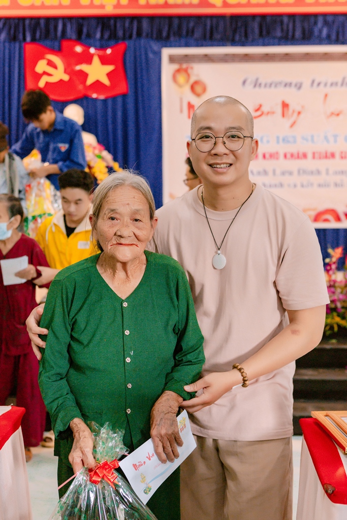 “Xuân sum vầy, Tết sẻ chia”: Quà Tết bất ngờ- Ảnh 2.