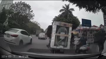 VIDEO: Tài xế ôtô đạp ngã người đi xe máy chở thùng hàng - Ảnh 1.