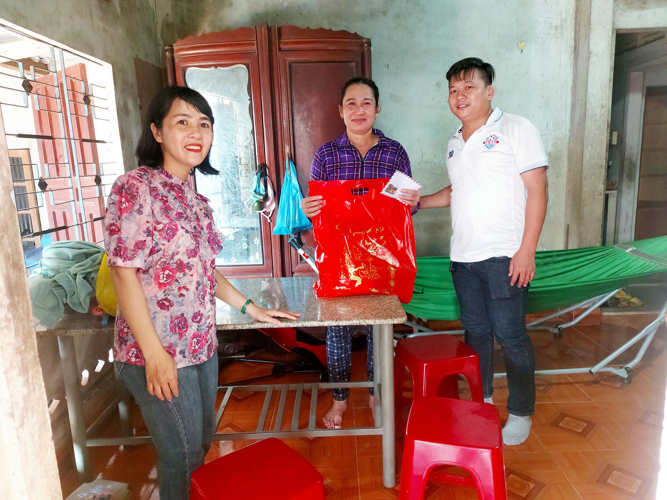 &ldquo;Xu&acirc;n sum vầy, Tết sẻ chia&rdquo;: Nghĩa đồng b&agrave;o lấp l&aacute;nh- Ảnh 2.