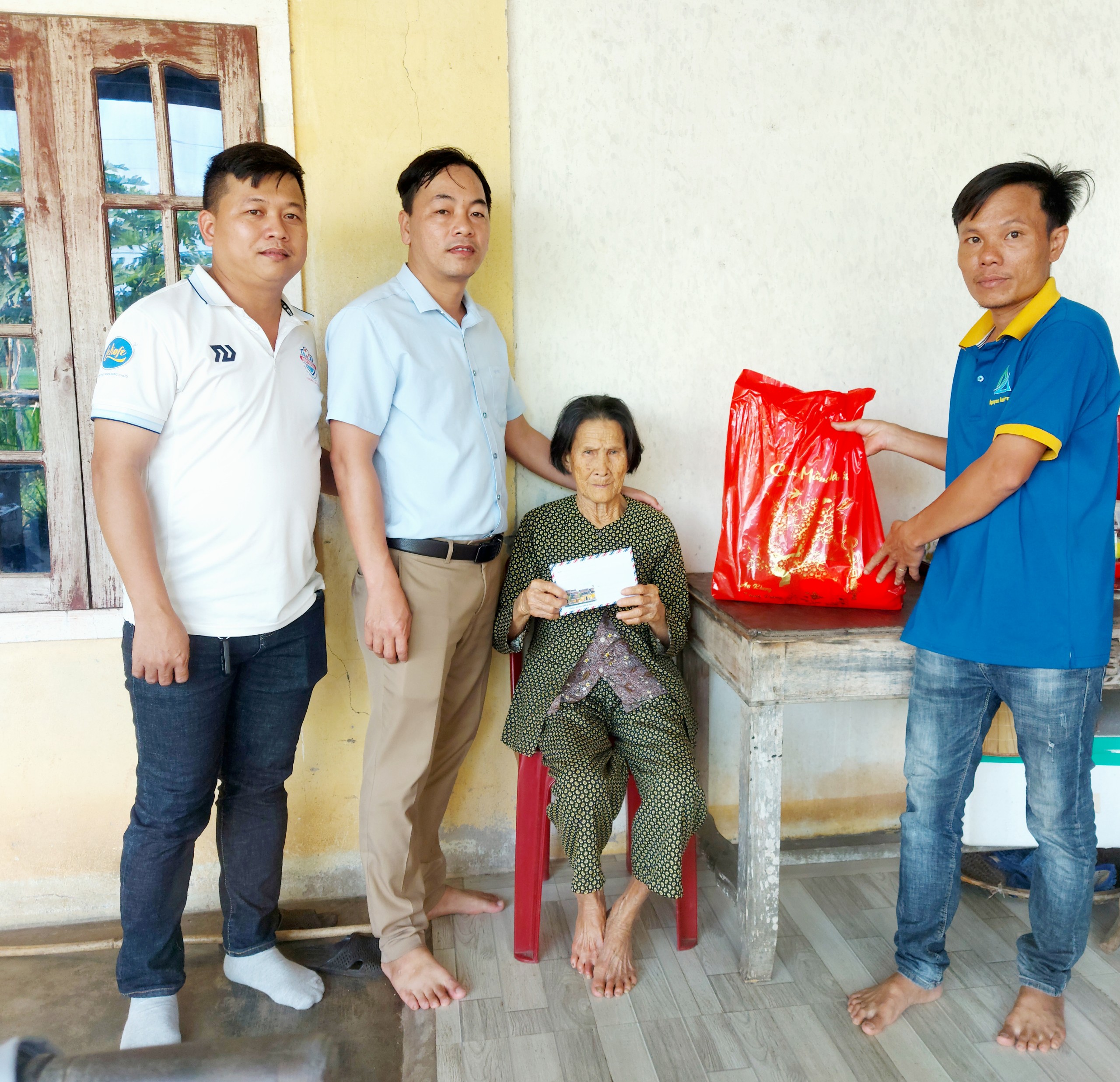 &ldquo;Xu&acirc;n sum vầy, Tết sẻ chia&rdquo;: Nghĩa đồng b&agrave;o lấp l&aacute;nh- Ảnh 3.