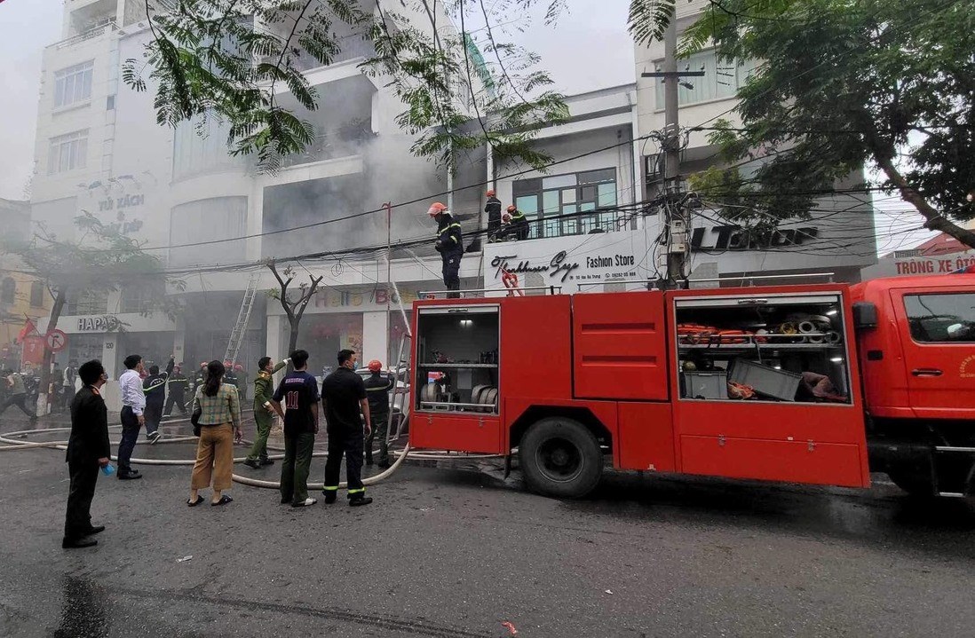 Dập tắt vụ ch&aacute;y lớn tại cửa h&agrave;ng đ&uacute;ng ng&agrave;y "v&iacute;a Thần t&agrave;i"- Ảnh 2.