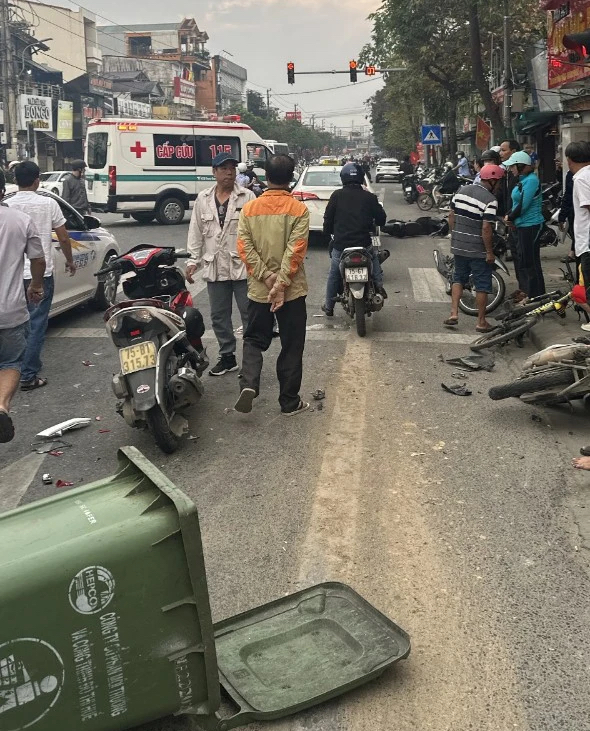 Xe taxi t&ocirc;ng nhiều xe m&aacute;y, xe đạp ở giao lộ c&oacute; đ&egrave;n đỏ- Ảnh 3.